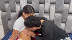 Mi hermanastra me modela sus calzones nuevos, los exhibe muy sexy hasta hacer que me ponga cachondo. Thumb