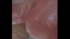 Cachondo, me meto el dedo en el culo, estando en la ducha. Thumb
