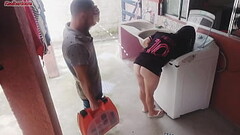Dona de casa casada paga t&eacute_cnico de m&aacute_quina de lavar com a bunda enquanto corno esta f Thumb