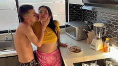 Pareja de hermanastros hacen sexo casero en la cocina. H.L.. Thumb