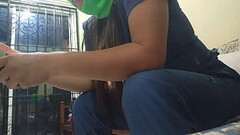 Una madrastra madura de culo regordete y grandes tetas se masturba en casa sobre el sofa. &iquest_Qu Thumb