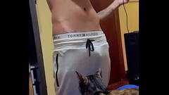 Novinho dotado gostoso estava cantando enquanto seu amigo chegou no quarto e pediu para mamar ele Thumb