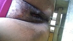 Esposa evang&eacute_lica se mijando, mijando em p&uacute_blico, mijando na rua, l&eacute_sbicas mija Thumb