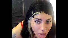 Rainha do boquete faz garganta profunda e recebe leite na boca Thumb