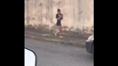 DELIVERY AYUDA A UNA CHICA SEXY QUE ENCUENTRA EN LA CALLE A LLEGAR A SU CASA Y ELLA LO INVITA A PASA Thumb