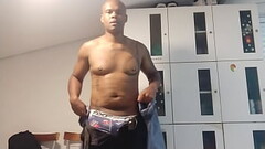 Me trocando no vesti&aacute_rio e passando um creme no corpo Thumb