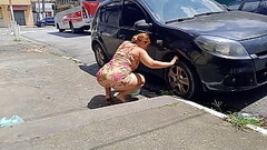 Limpando o carro na rua sem calcinha pra todo mundo ver Thumb