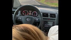 Loira gostosa fazendo boquete no carro durante viajem Thumb