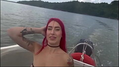 Capit&atilde_o pi&ccedil_a na Lancha com Mary janee em alto mar Thumb
