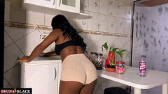 Sexo gostoso com a dona de casa gr&aacute_vida na cozinha, enquanto ela cuida da limpeza. Completo S Thumb