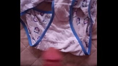 Entro al cuarto de mi prima y le reviso su ropa interior para luego masturbarme... una delicia Thumb