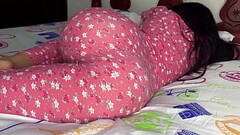 El Culo de mi Hijastra en Pijama no Puedo Dejar de Verlo - Mi Padrastro Pervertido me Quiere Follar  Thumb