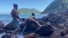 Esposa gostosa rabuda transando na praia de fio dental Thumb