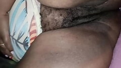 (QUASE FOMOS PEGOS) meu padrasto ama acariciar minha buceta enquanto minha m&atilde_e t&aacute_ na c Thumb