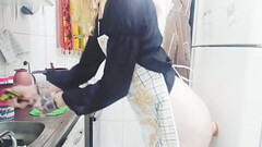 Sissy Aniya - Dona de casa lavando lou&ccedil_as com o dildo no cuzinho Thumb