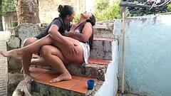 me pone cachonda la vecina mientras barre fuera de su casa con ese vestido peque&ntilde_o mostrando  Thumb