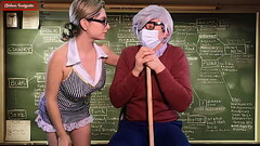 Profesora nueva se folla a Profesor anciano para subir de rango en el sal&oacute_n de clases Thumb