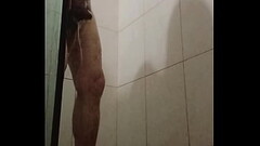 Alber do monte brincando com o pau no banho Thumb