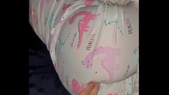 Mi pervertido hermanastro entra a mi habitaci&oacute_n durante la noche y me quita la virginidad ana Thumb