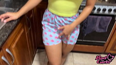 Chica rubia en la cocina de culo grande le ofrecen dinero para coger u acepta culo grande penetrada  Thumb