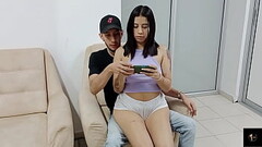 Le da una  BUENA MAMADA  en la POLLA a LIAM por ense&ntilde_arla a jugar VIDEOJUEGOS hasta hacerlo c Thumb