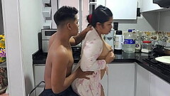Me follo el rico co&ntilde_o de mi madrastra en la cocina parte 1 Thumb