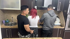 El Amigo de mi Marido me Agarra el Culo cuando estoy Cocinando al Lado de mi Marido que no sabe que  Thumb