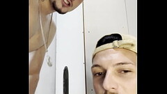 O ERICK DIAZ VEIO GOZAR NO GLORYHOLE E PEDIU PRA EU MAMAR FORA DA CABINE (COMPLETO NO RED) Thumb