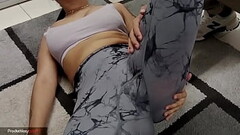 me excito al ver el culo grande de mi hermanastra mientras se ejercita, le ayudo con su rutina mient Thumb