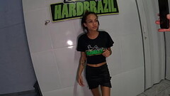 Ela por tr&aacute_s das c&acirc_meras gravando pela primeira vez para um canal brasileiro Thumb