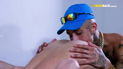 Novinho tatuado comendo o c&uacute_ do amigo Thumb