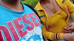 Mi esposa mostrando sus tetas en la calle Thumb