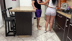 Me Gusta ver a mi Hermosa Madrastra Cocinando para Seducirla Cuando Quedamos solos en Casa Thumb