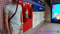 MACHO SAFADO SE EXITA NA ESTA&Ccedil_&Atilde_O DE METR0 E SE ALIVIA COM A PUTA OFERECIDA ( COMPLETO  Thumb