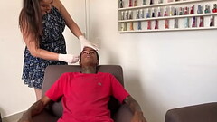 GOSTOSA FAZ A SOBRANCELHA DO NOVINHO EM TROCA RECEBE PICA E ELE COLOCOU AT&Eacute_ NO CUZINHO DELA Thumb