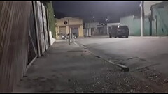 Gostosa coloca o lixo na rua s&oacute_ de calcinha, coletor de lixo viu tudo Thumb