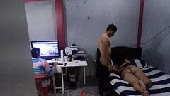 Mientras mi mejor amigo juegas en la pc aprovecho y me follo a su madrastra que buen sexo tengo el m Thumb