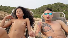 EU E MINHA NAMORADA FOMOS NA PRAIA DE NUDISMO E TRAZAMOS NO MEIO DE TODO MUNDO. Thumb
