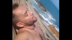 Na praia de nudismo com vontade de foder Thumb