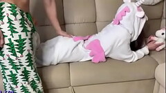Namorada com pijama de p&ocirc_nei, n&atilde_o resisti e enchi a bucetar dela de porra Thumb