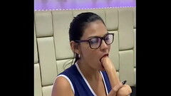 madura curiosa encuentra juguete en la habitaci&oacute_n de su hijastra Thumb