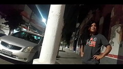 Marido corno me v&ecirc_ na rua a noite ajudando o mendigo diferent&atilde_o e sai correndo de carro Thumb