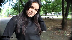 me follo a linda chica que conozco en un parque Thumb