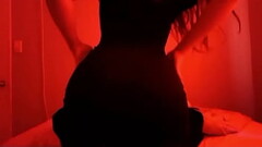 Sexy y peque&ntilde_a madrastra caliente entra al cuarto de su hijastro y se lo folla por primera ve Thumb