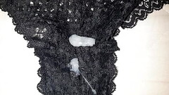 Corrida en las panties de mi amiga Thumb