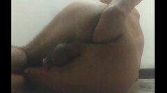 Enfiando a m&atilde_o no seu pr&oacute_prio cu, deixando ele muito arrombado Thumb