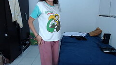 mi hermanastra se pone muy caliente cuando se cambia de ropa - ella es virgen Thumb