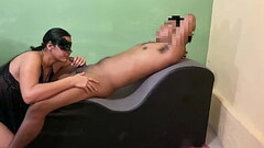 Le doy una mamada a mi vecino por ayudarme con el internet |Submissiveadventures Thumb