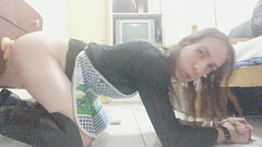 Dona de casa brincando enquanto o marido n&atilde_o chega Thumb