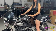 chica de 18 se deja comer el co&ntilde_o por una milf Thumb